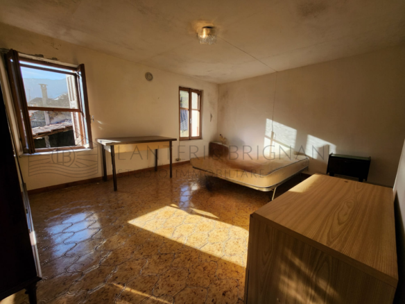 Appartamento su due piani con terrazzo