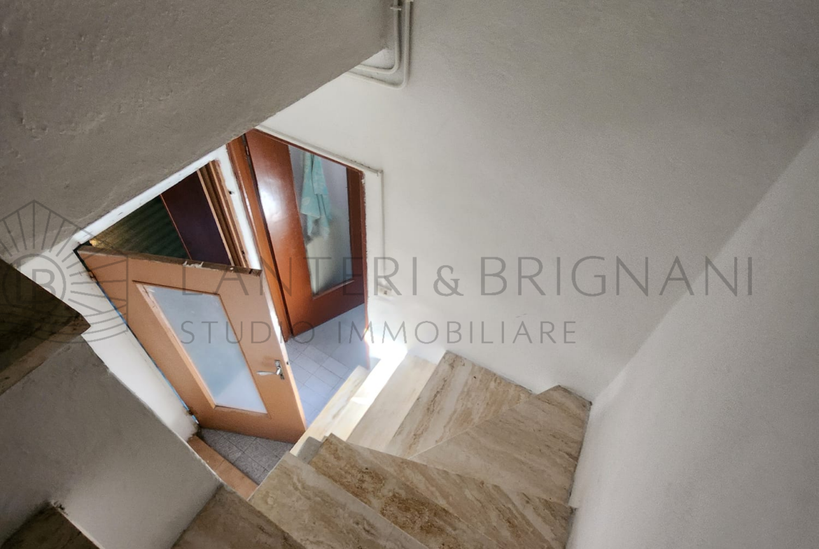 Appartamento su due piani con terrazzo