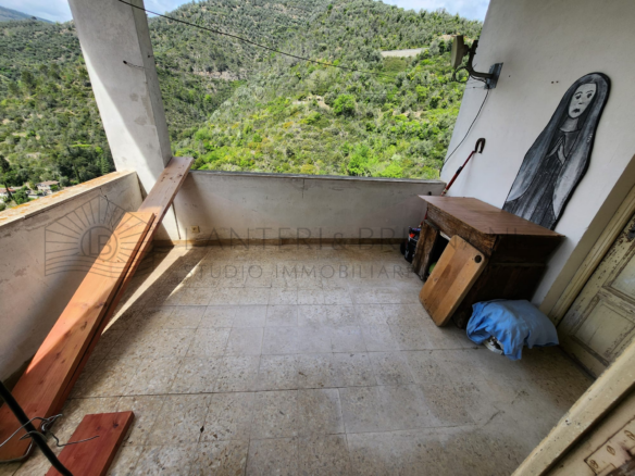 Appartamento con grande terrazza e vista aperta
