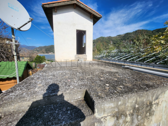 Terreno soleggiato con rustico ampliabile