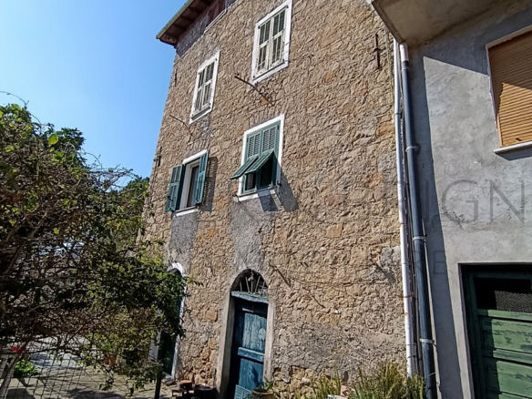 Quadrilocale in caseggiato ligure bifamiliare