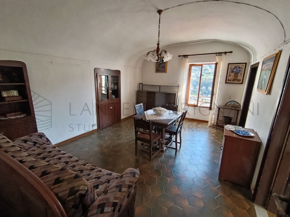 Quadrilocale in caseggiato ligure bifamiliare